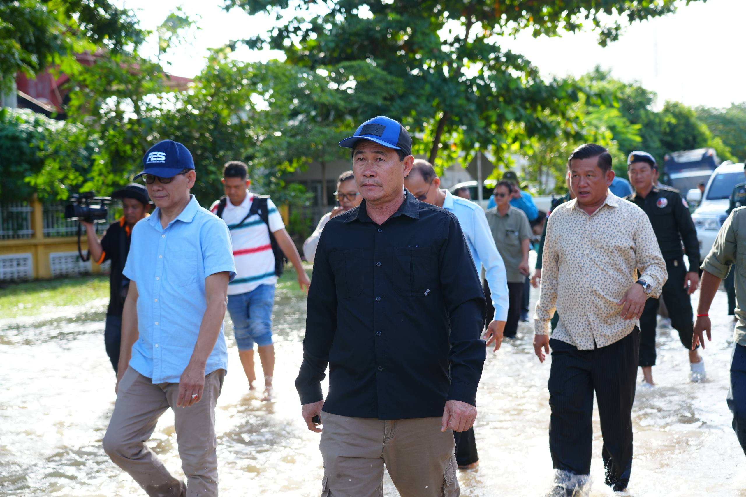 Battambang Province Authorities Intervene in Floodwaters in Krong District, Evacuating 152 Patients to Safety