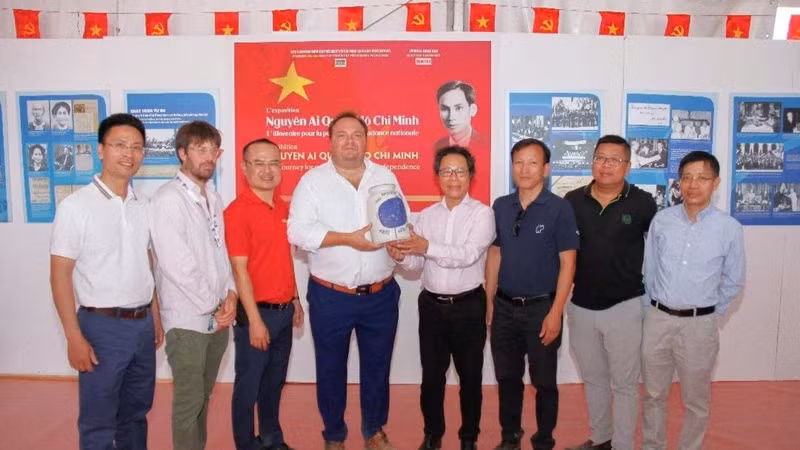 Vietnam's Nhan Dan Newspaper Showcases Ho Chi Minh and National Achievements at Paris Press Fair