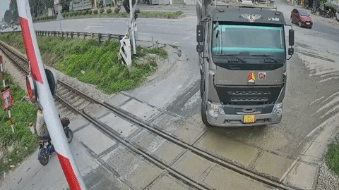 Truck Driver Penalized for Crossing Railway Despite Lowering Barrier