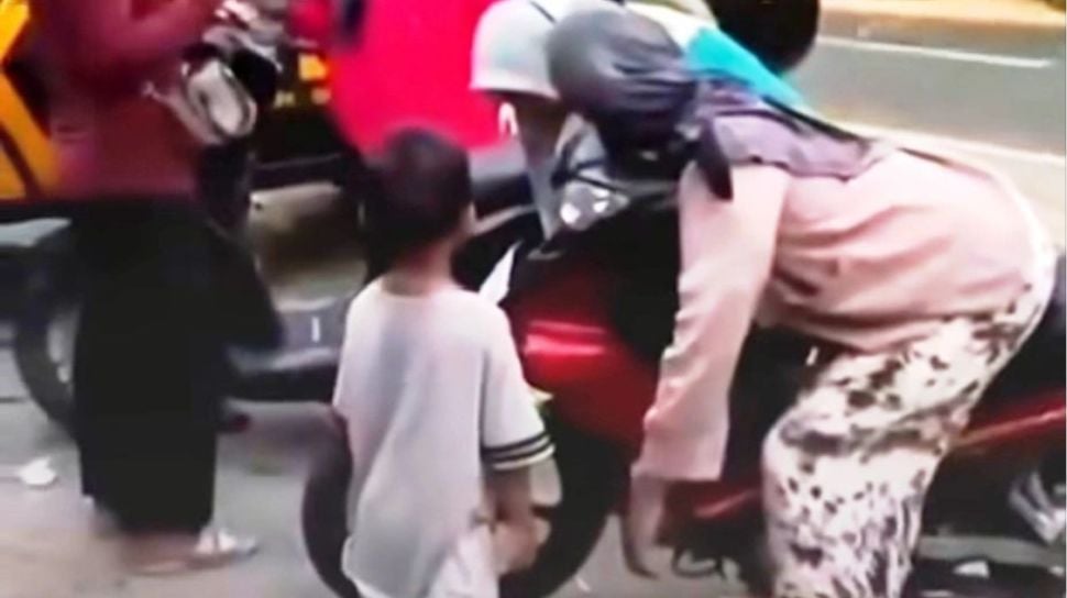 Mother Dies on Motorcycle with Toddler in Ponorogo, Tragic Incident Unfolds