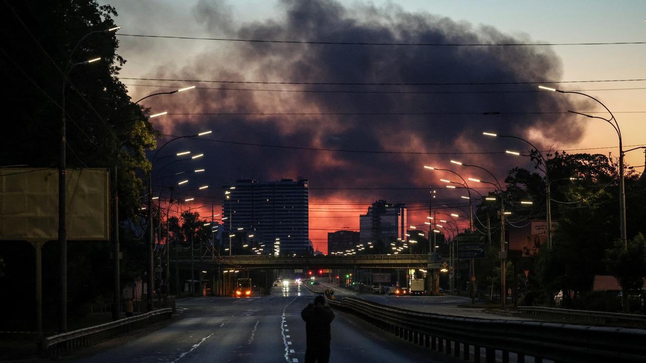 Russia Launches Ballistic Missile Attack on Kyiv, Causing Casualties; Foreign Diplomats Urged to Evacuate