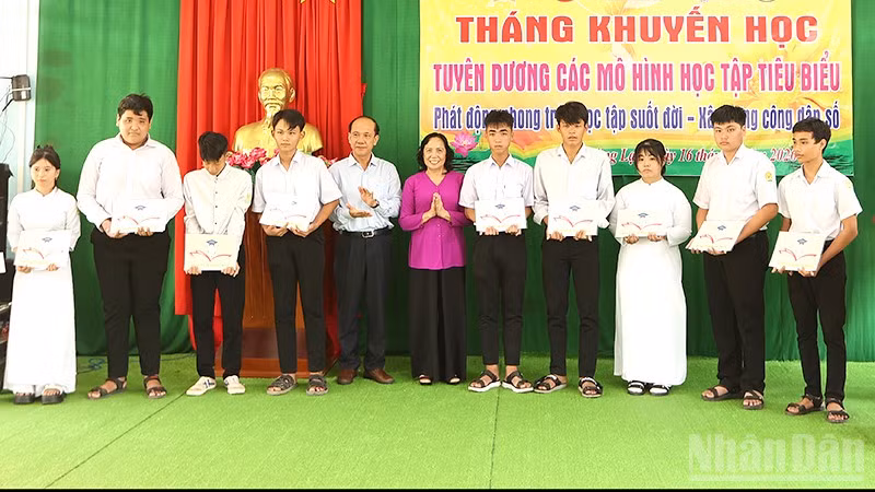 Border Region Children in Vietnam Receive Educational Support, Igniting Hope for the Future