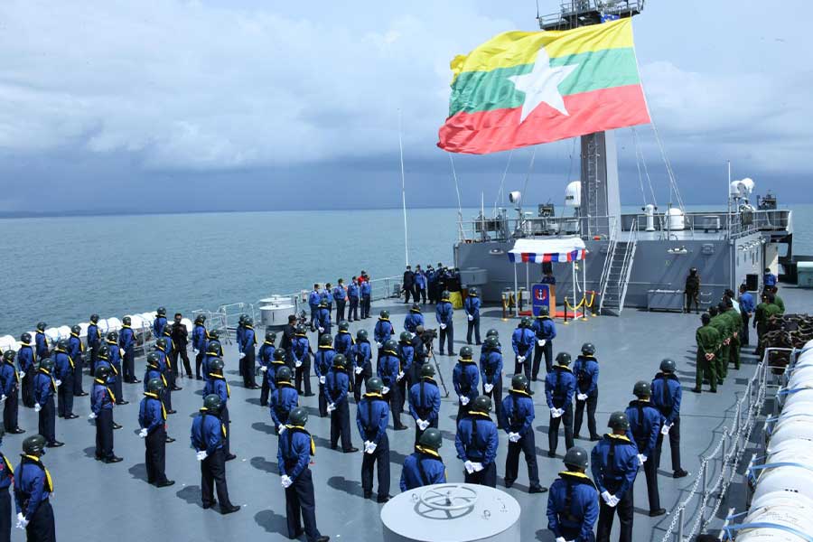 ラカイン州シットウェ沖で激しい戦闘、軍艦1隻が炎上