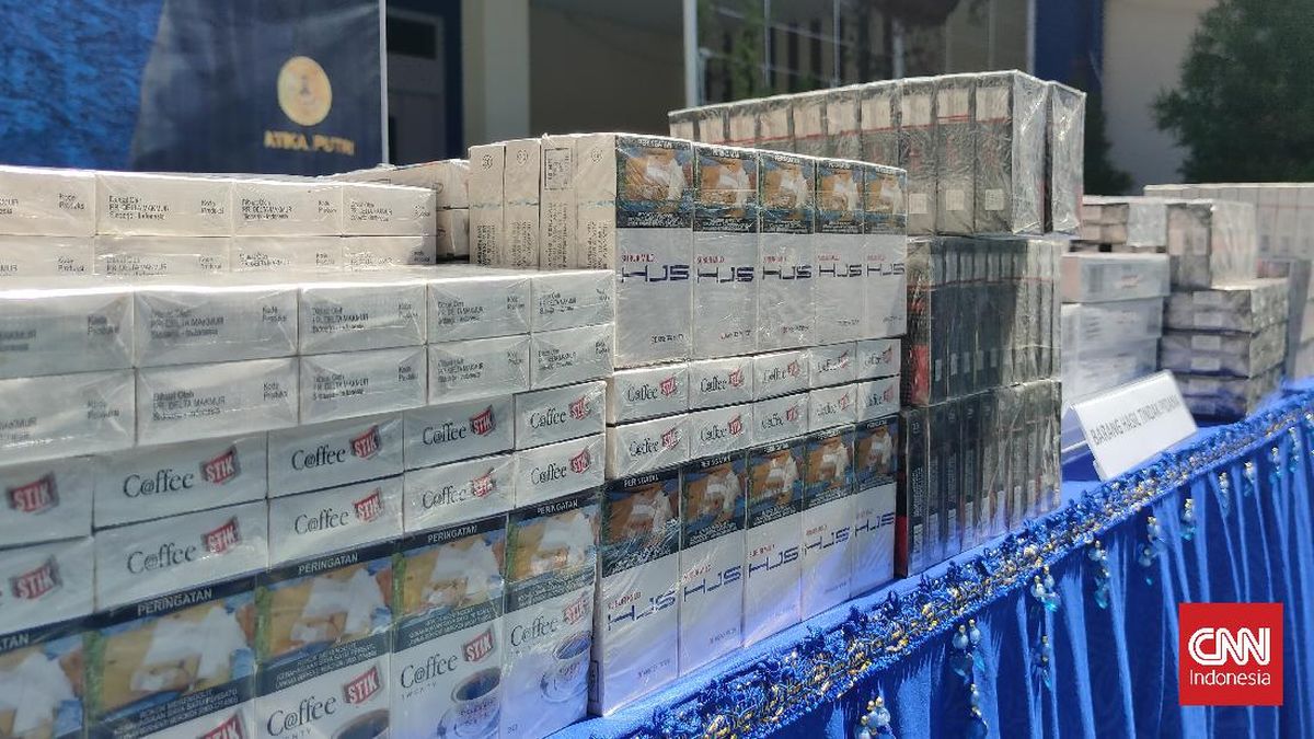 テガル税関が「マドゥラ商店」でタバコ密輸の抜き打ち検査を実施