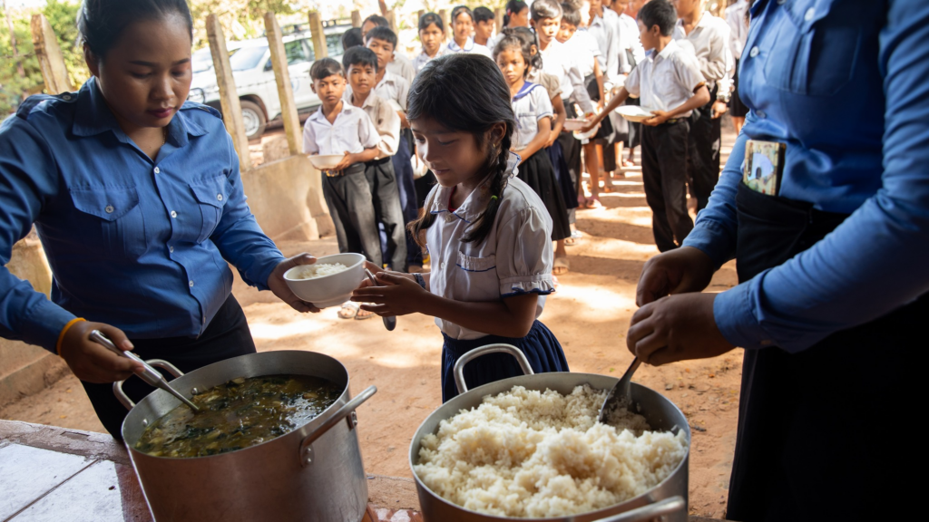 カンボジア、学校給食プログラムの自立運営に向け着実な歩み