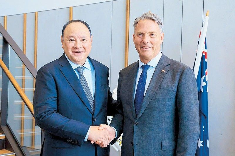 「西フィリピン海を認めない者は親中」国防相、副大統領の挑戦に反論