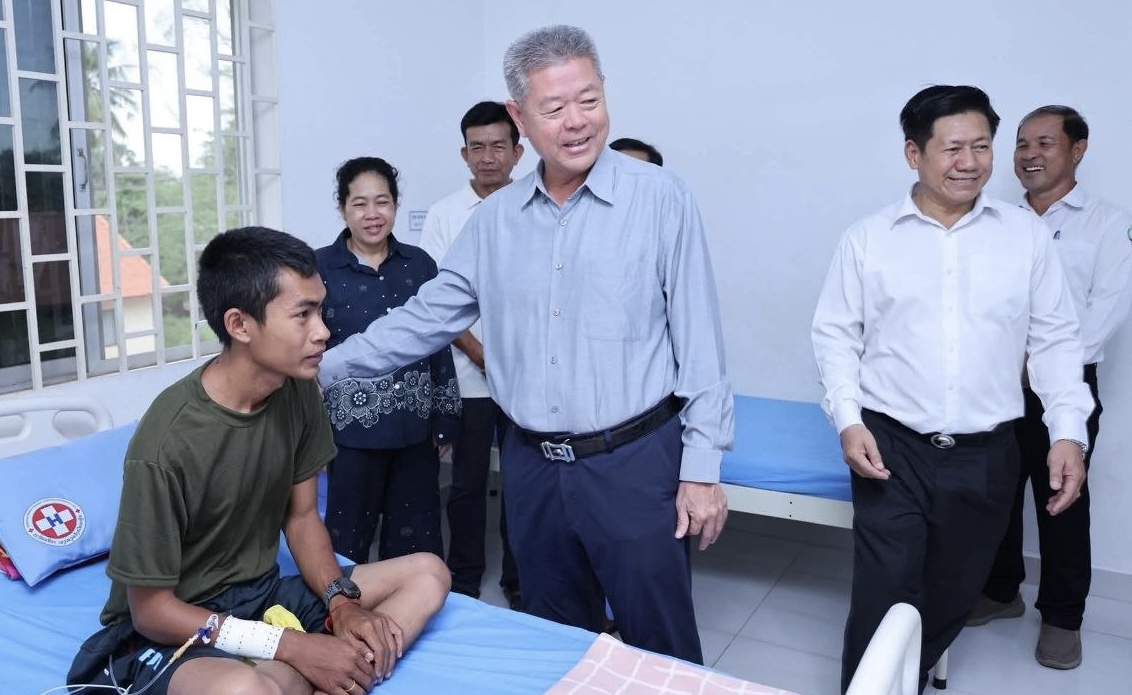 Cambodia: Governor Visits Frontline Soldiers Battling Dengue Fever in Hospital