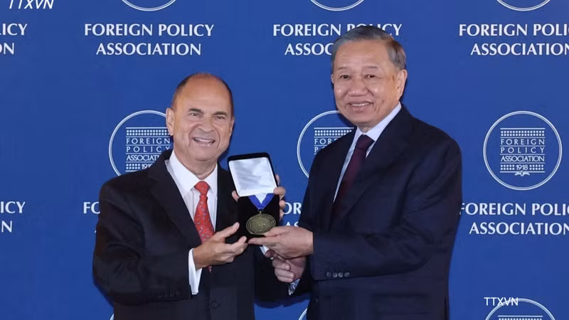 ベトナム国家主席、米外交政策協会から勲章受章