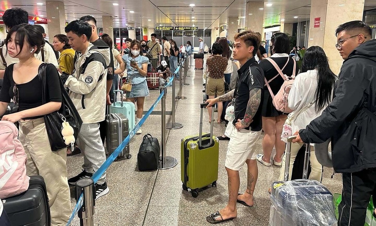 タンソンニャット空港、ドローン侵入で2時間閉鎖 航空網に混乱