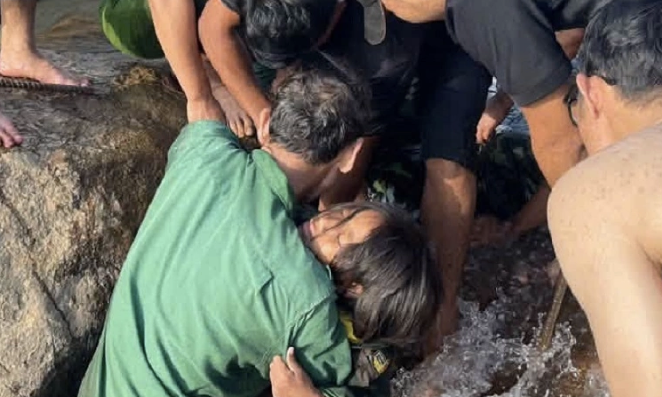 Vietnamese Police Rescue 10-Year-Old Girl Trapped in Rock Crevice