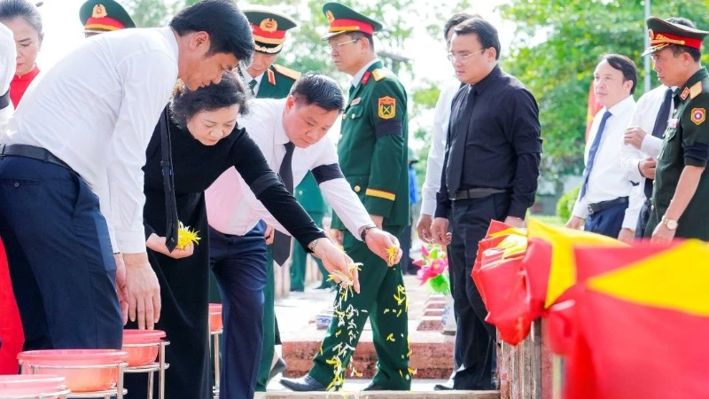 ベトナム・ゲアン省、ラオスで殉職したベトナム人志願兵ら80柱の追悼式と埋葬を執念の捜索を経て実施