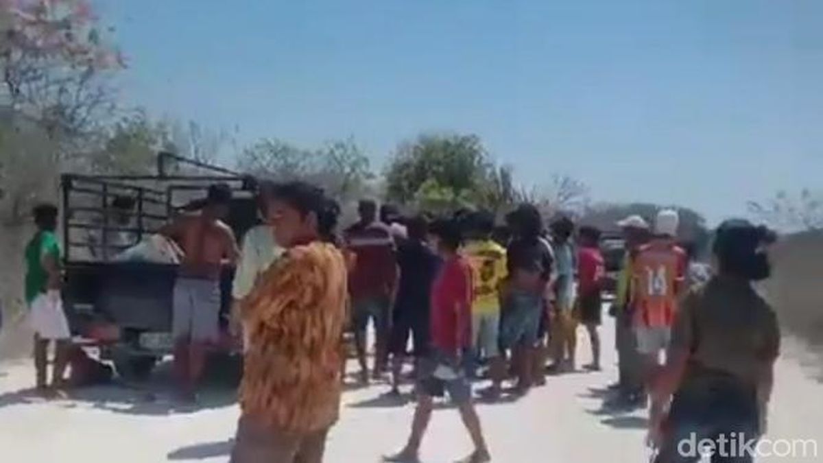 警察官が牛泥棒容疑で住民に捕まる インドネシア・スンバ島東部