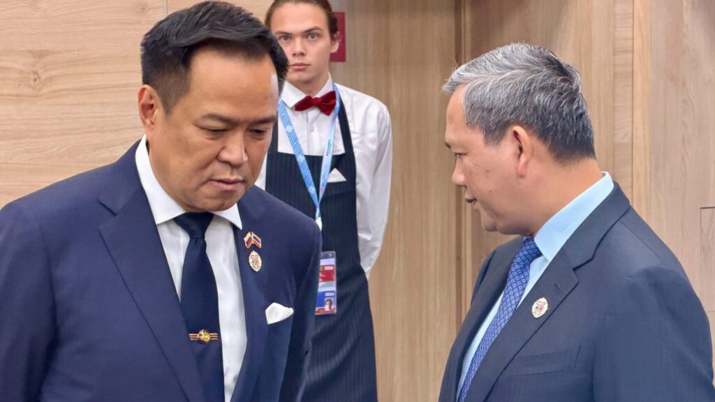 Cambodian PM Meets Thai Counterpart for Informal Talks on Border Issues
