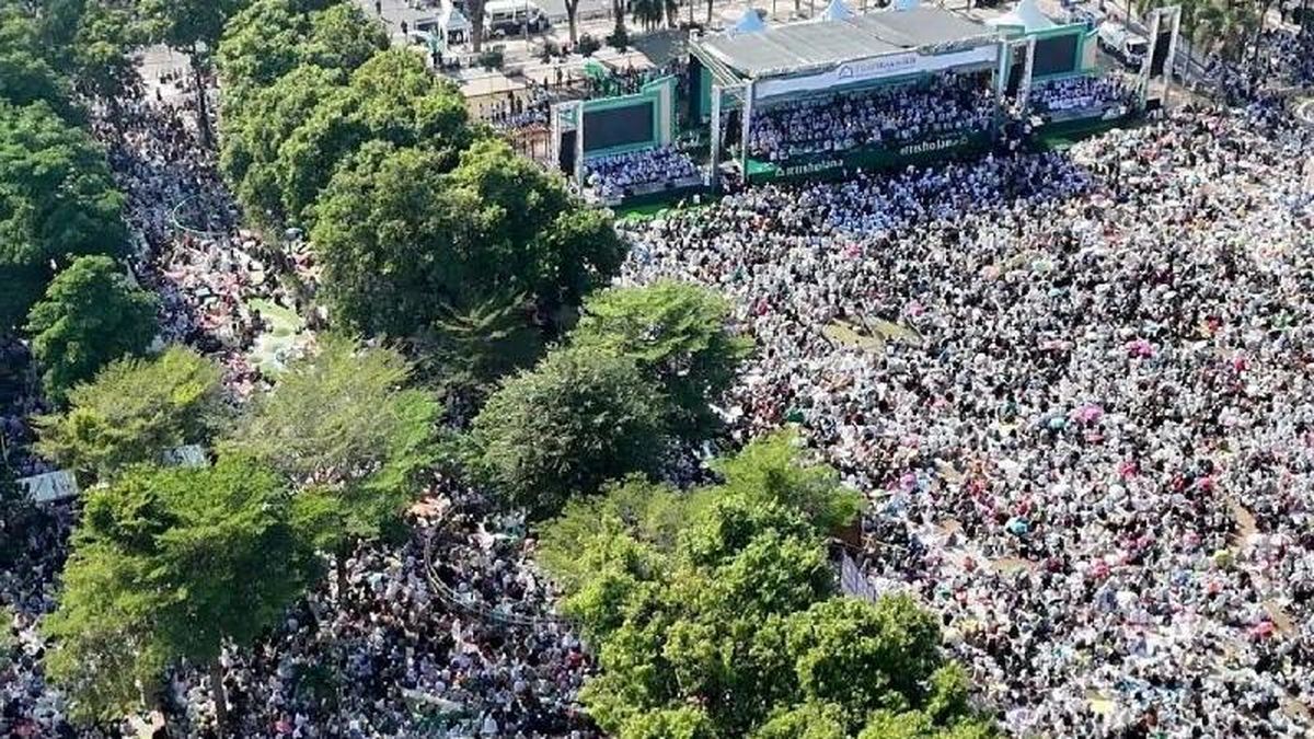 Tens of Thousands Pray for a Better Indonesia in Situbondo Selawat Event