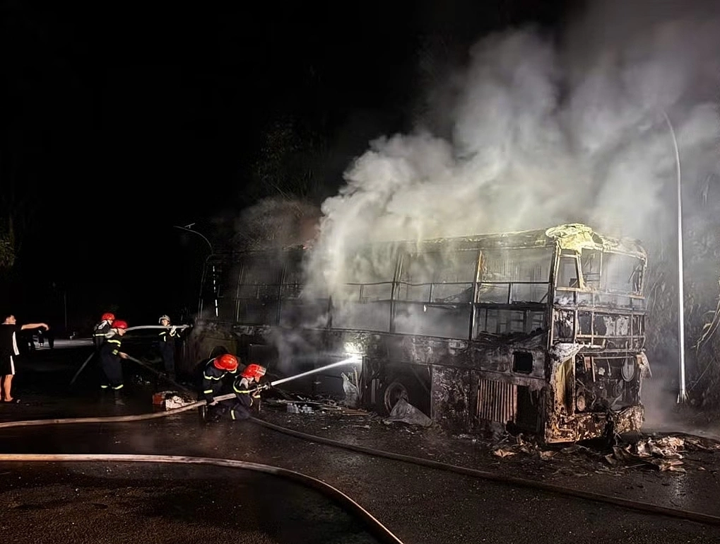 Sleeper Bus Catches Fire on Route to Sa Pa, All 20 Passengers Escape Unharmed