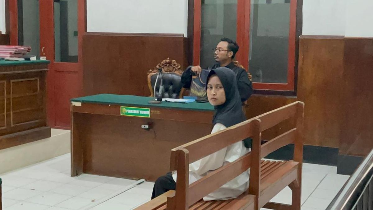 高級スパセラピスト、高齢顧客から12億ルピア窃盗の疑いで裁判