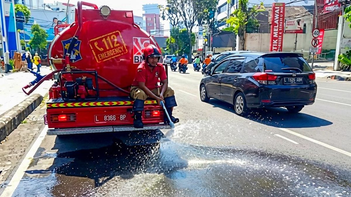 スラバヤ、熱波対策で路上に散水 住民の苦情に対応