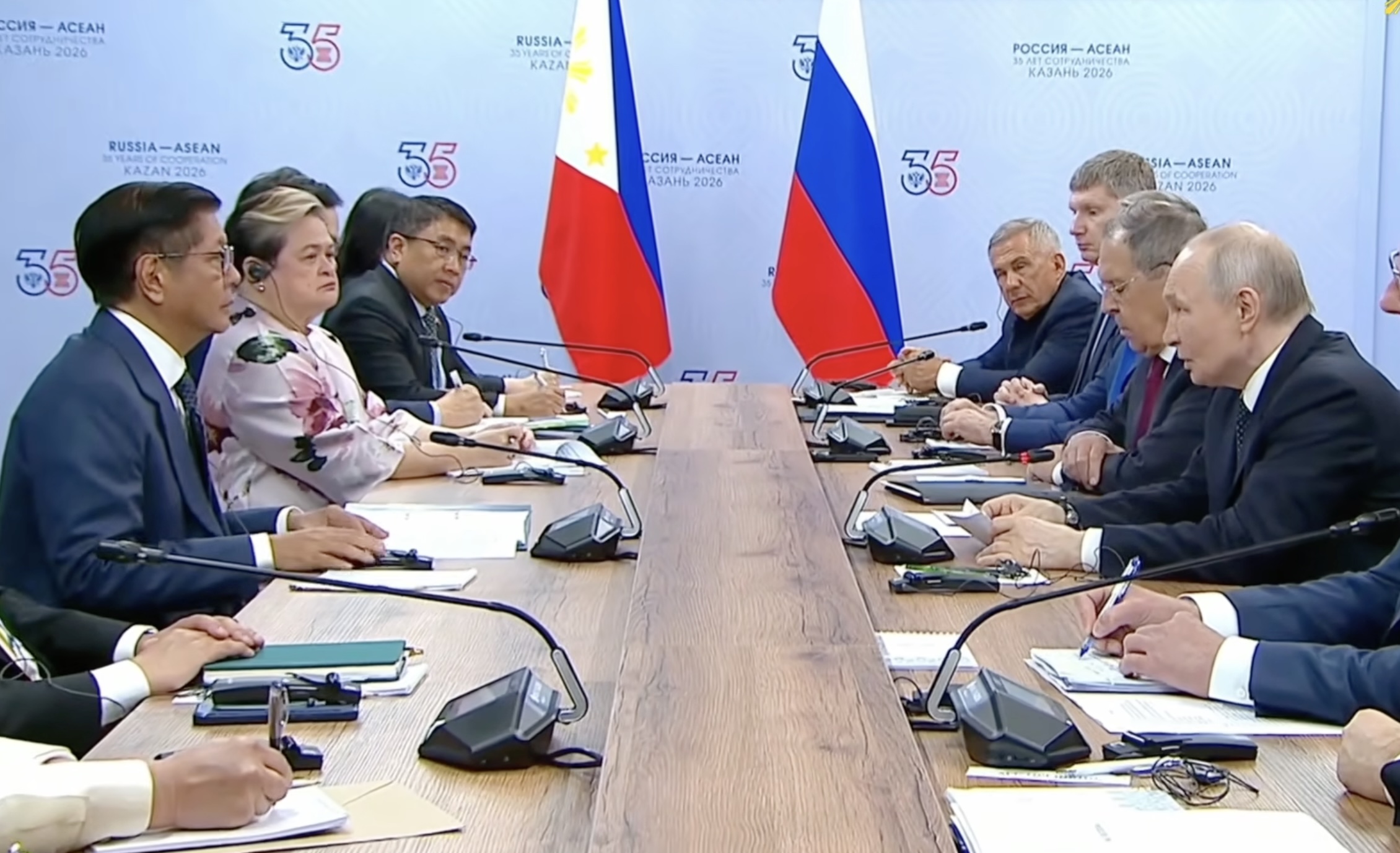 24 Filipinos Freed in Russia En Route Home
