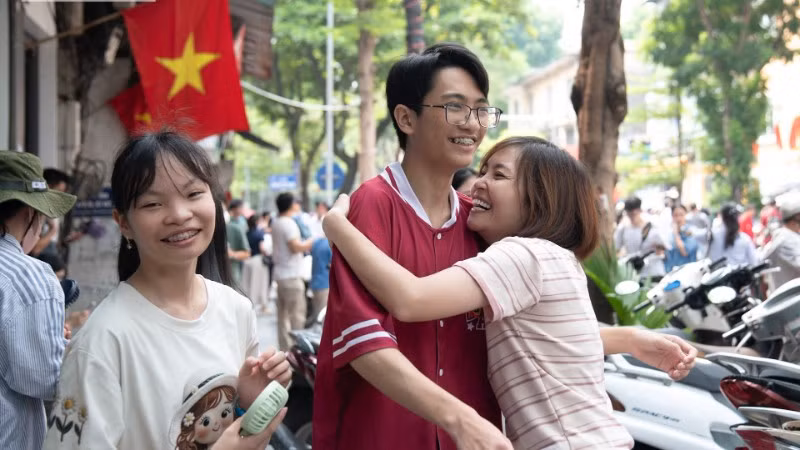 Hanoi: 4 Violations Recorded in 10th Grade Entrance Exam, Including Phone Possession