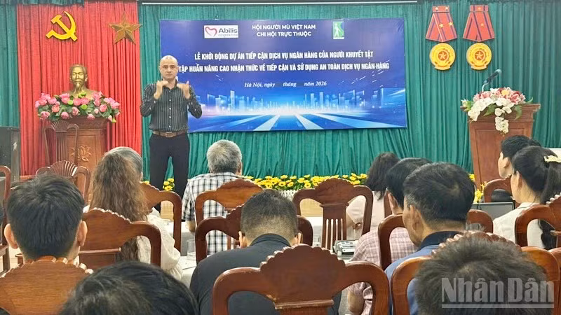Vietnam Enhances Banking Service Access for People with Disabilities, Promotes Contactless Payments