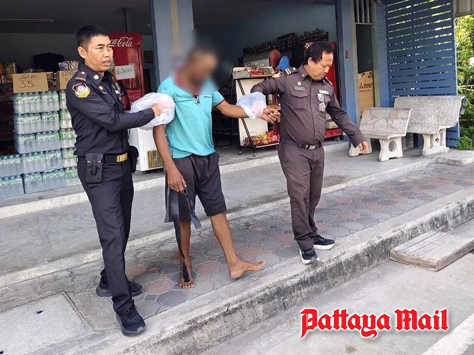 Pattaya Officers Aid Homeless Man After Seizure Near Naklua Canal