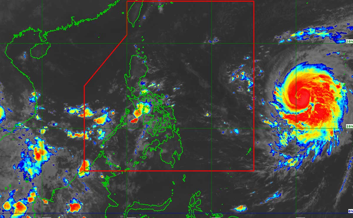 台風チャンピ、勢力を落とすもバシー海峡通過前に再発達か