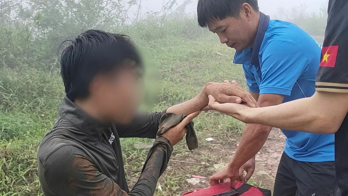 Tourist Breaks Arm After Falling on Rainy Ba Den Mountain