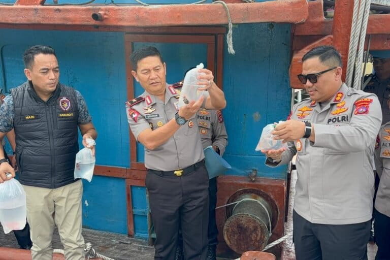 西スマトラ州警察、メンタワイ固有種魚類2000匹押収、密輸組織を摘発