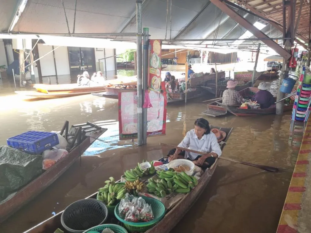 Damnoen Saduak Floating Market Flooded, Shops Closed, Vendors Halt Business