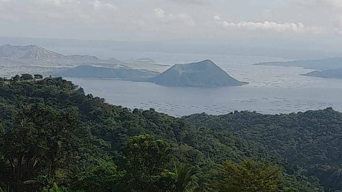 タール火山、硫黄二酸化物放出量増加も警戒レベル1維持