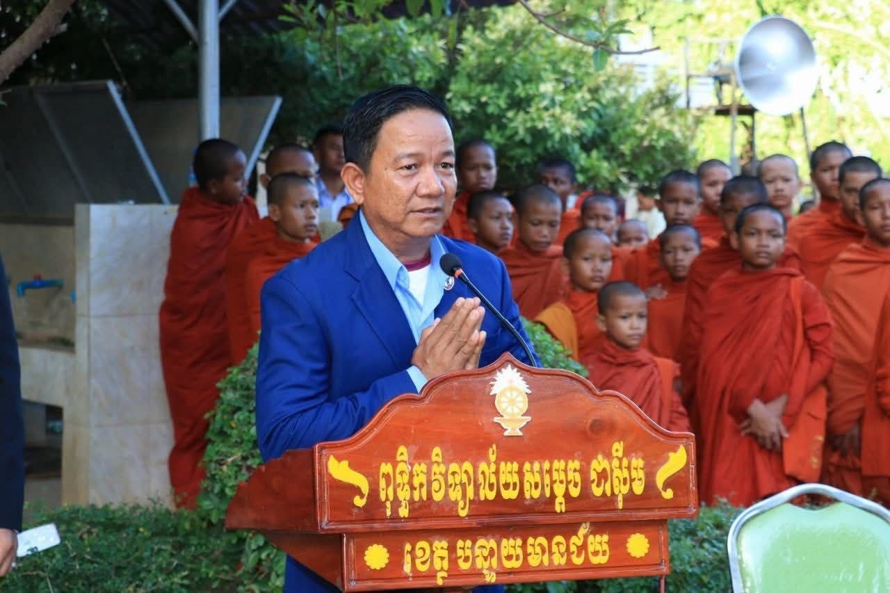 Battambang Governor Urges Buddhist Students: 'Knowledge is a Sharp Weapon'