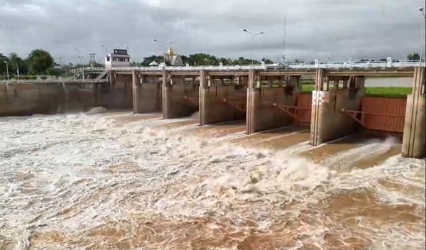 チャオプラヤ川流域11県に洪水警報、ダム放流量増加へ