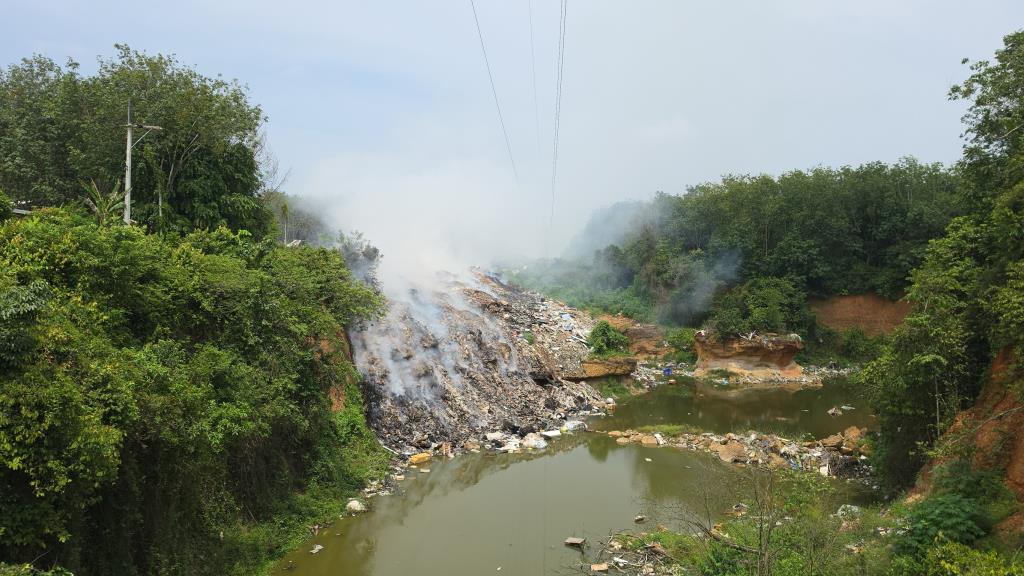 Songkhla, Thailand: Kuan Lang Landfill Fire Continues to Rage, Firefighters Battle Blaze