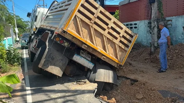 タイ・コンケーンで道路陥没、排水管設置に不備か