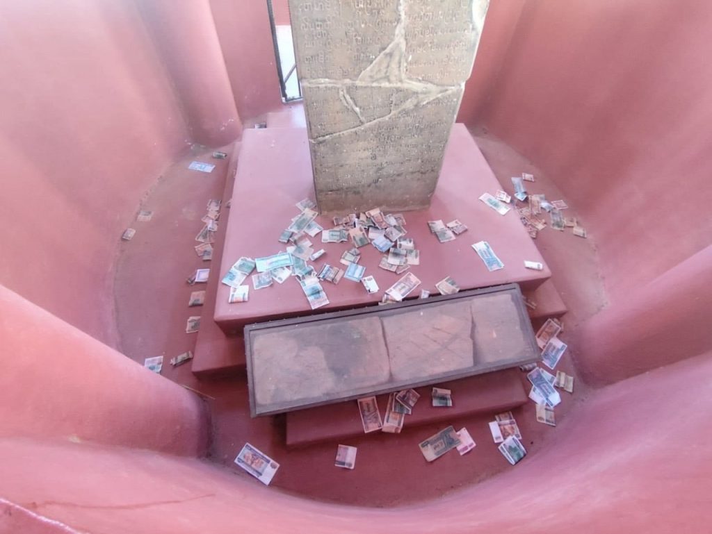 Donations inside the stone inscription hall of Myazedi Pagoda are prohibited