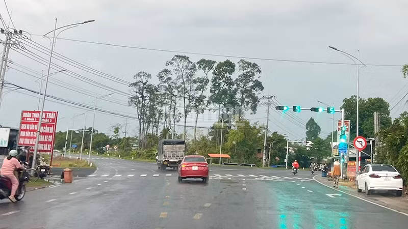 Dong Thap Province Completes Traffic Signal Installation on National Highway 30 Bypass, Enhancing Safety
