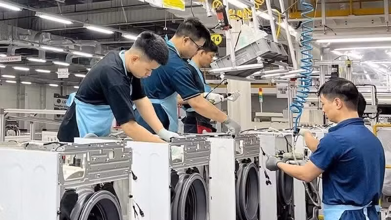 Vietnam's Industrial Production Surges 10.8% in H1, Maintaining Growth Momentum