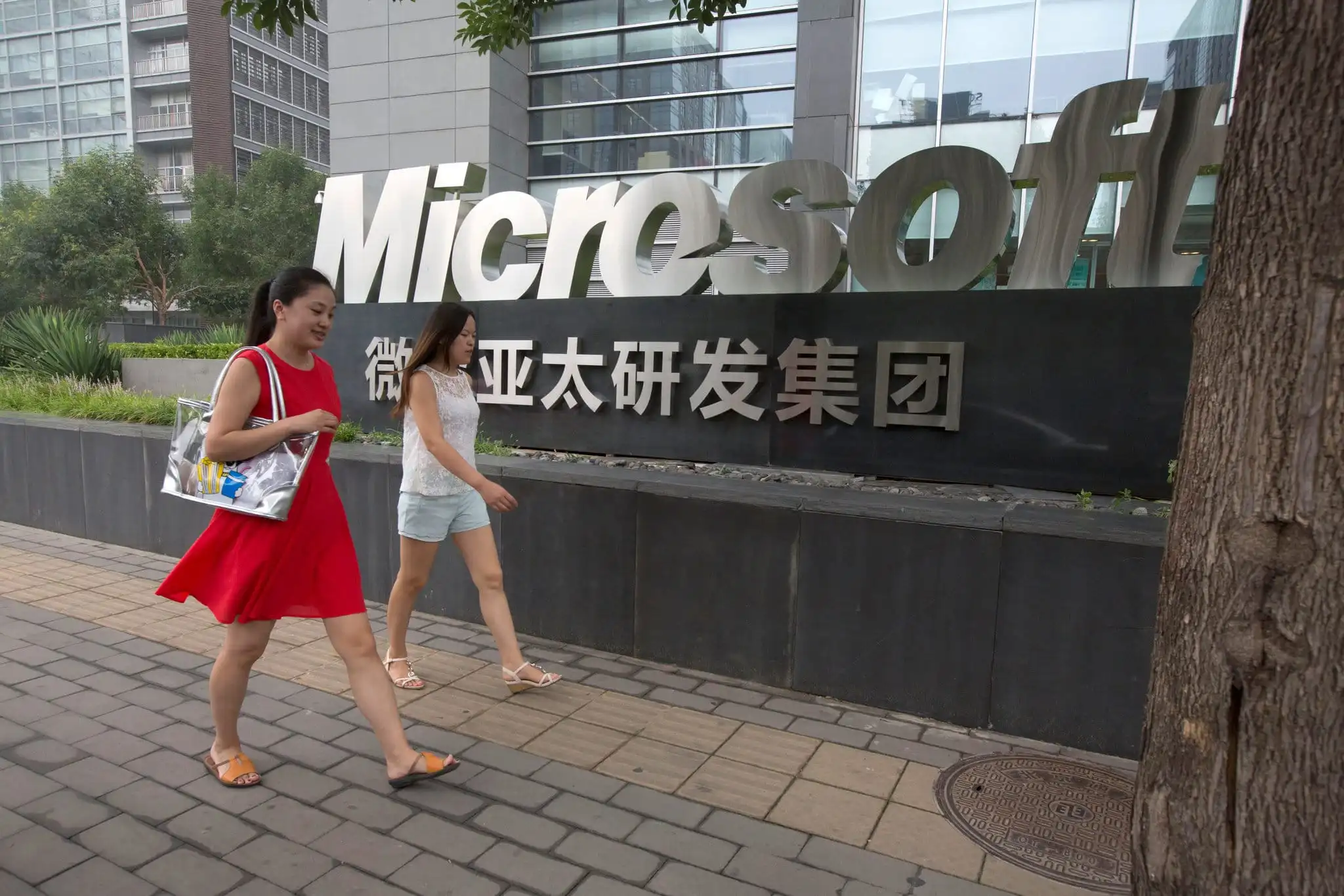 Microsoft Quietly Exits China, Shifts Focus to Supporting Global Chinese Firms
