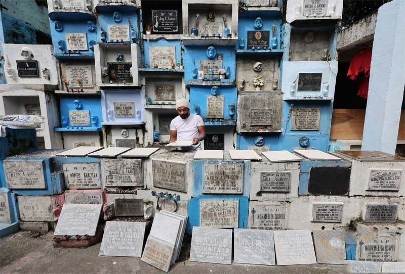 教会、墓地混雑緩和策に懸念表明 - 遺骨 urn の一時帰宅を推奨せず
