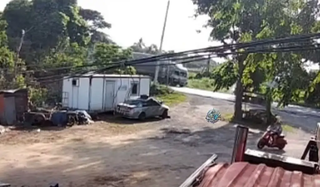 トラックの警笛が招いた悲劇、バイク転倒で女性死亡