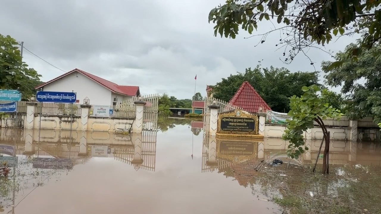 カンボジア・バンテイ・アンテイ州で豪雨、庁舎浸水 住民避難の準備進む