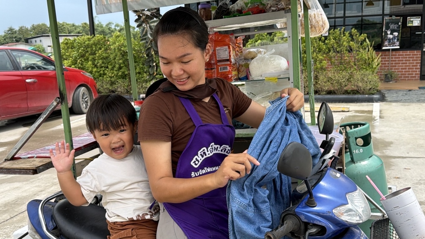 母子で支える麺屋台、タイの母の奮闘に称賛の声