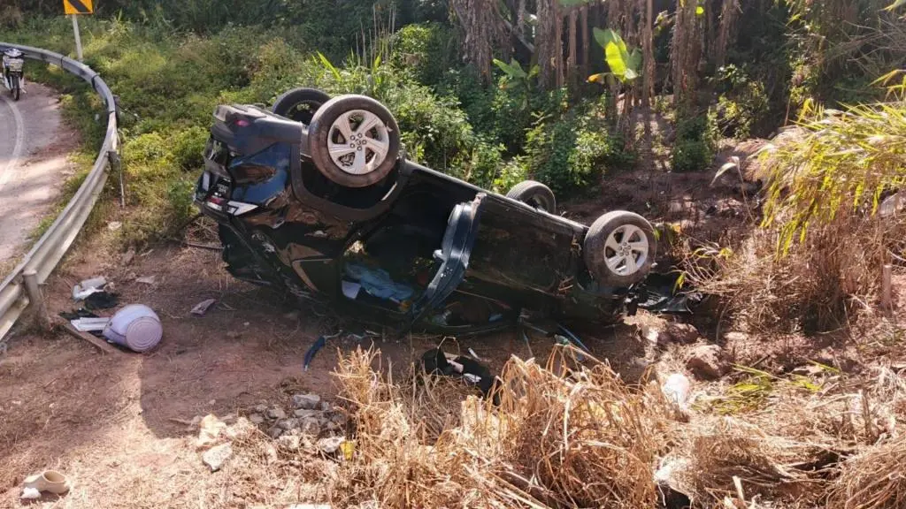 Tourists Injured After Car Crashes on Steep Hill in Phetchabun