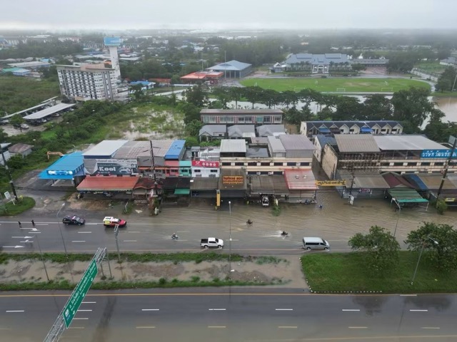 プラジンブリ、豪雨で洪水発生 道路冠水、交通に長蛇の列