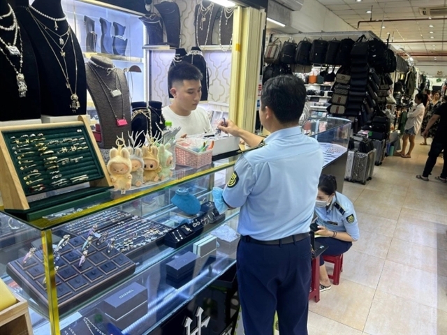 ホーチミン市当局、主要市場で高級ブランド偽造品を摘発