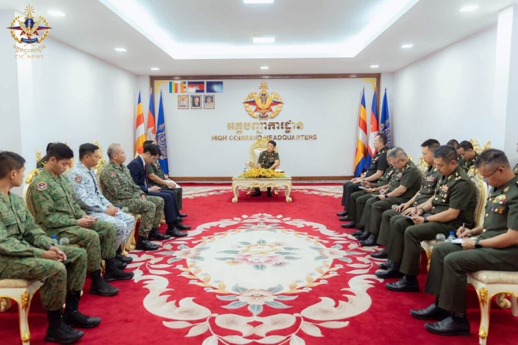 カンボジア軍トップ、ASEAN監視団と会談 国境問題の平和的解決を再確認