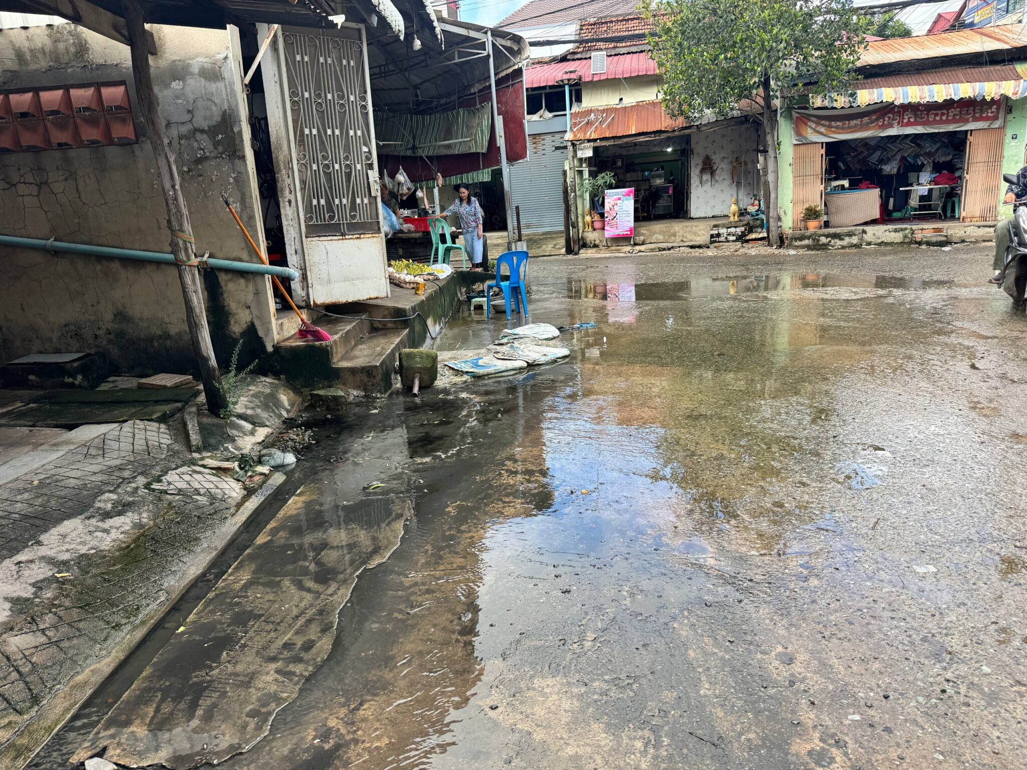 Phnom Penh Residents Alarmed by Foul-Smelling Sewage Overflow, Urge Authorities for Swift Action