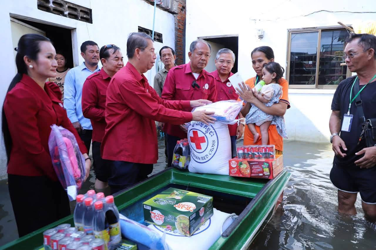 Cambodia: First Lady Bun Rany Hun Sen Directs Aid Distribution to Flood Victims