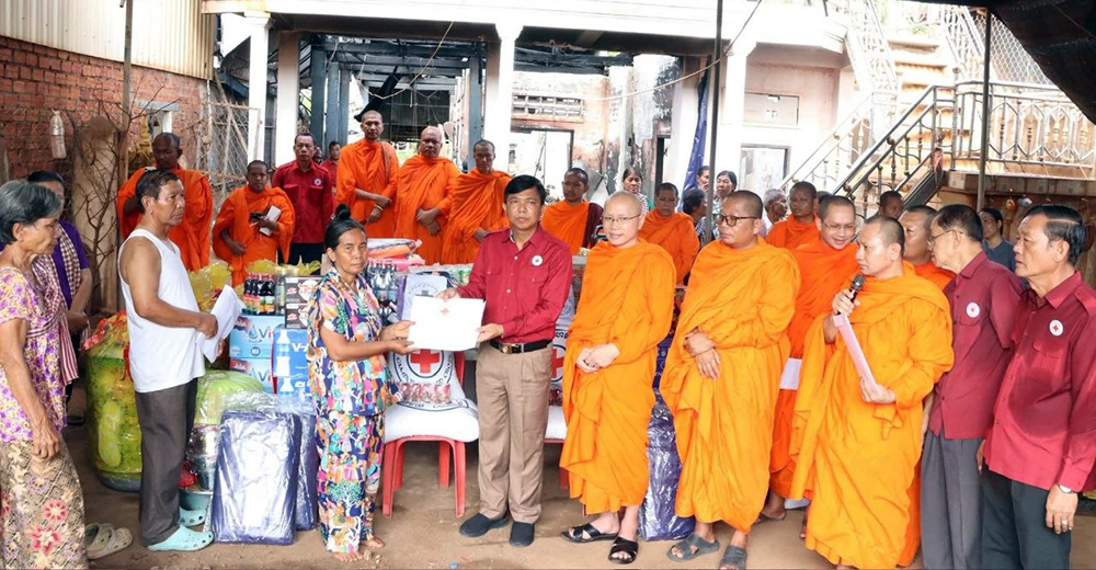 カンボジア、火災被害3家族に緊急支援物資、赤十字が配布