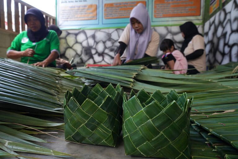 インドネシア、犠牲祭の肉包装に天然素材「ニパ」葉が再注目